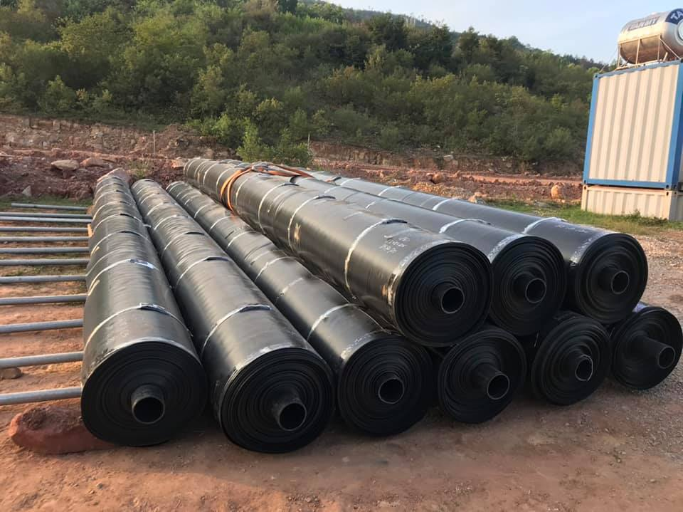 Bạt HDPE dày làm lớp lót bảo vệ môi trường cho các công trình xử lý nước thải phức tạp