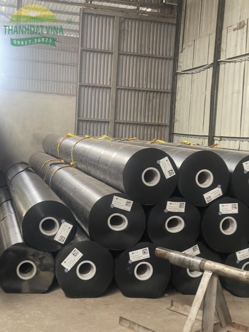 Bạt HDPE được bảo vệ bởi lớp lưới địa kỹ thuật phía trên, ngăn chặn tác động cơ học và đảm bảo tuổi thọ công trình