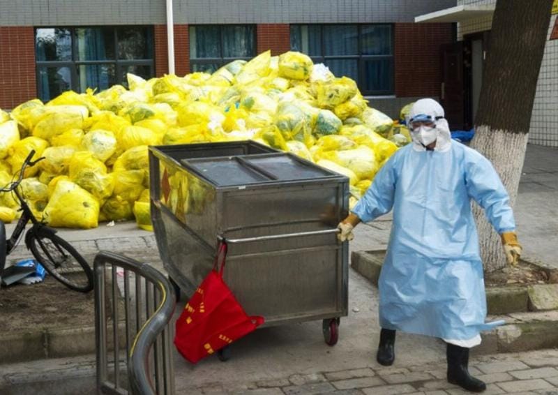 Báo cáo công tác quản lý chất thải y tế là một quy trình quan trọng trong hoạt động của bệnh viện nhằm đảm bảo an toàn cho môi trường và sức khỏe cộng đồng