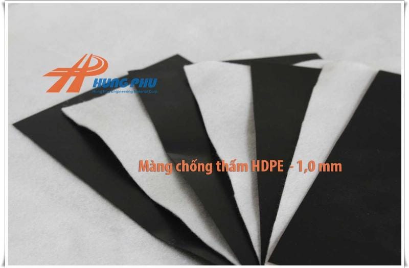 Minh họa dòng chảy nước ngầm được kiểm soát bởi lớp bạt HDPE 0.3 mm dưới nền móng công trình.
