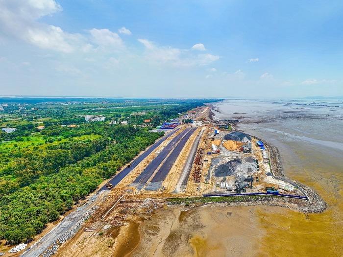 Cận cảnh một ống địa kỹ thuật được lấp đầy cát trên bãi biển