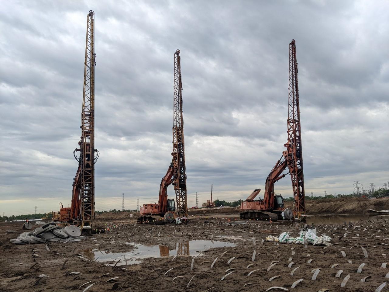 Bấc thấm được lắp đặt trên nền đất yếu, giúp đẩy nhanh quá trình ổn định và giảm thiểu lún sụt cho công trình xây dựng