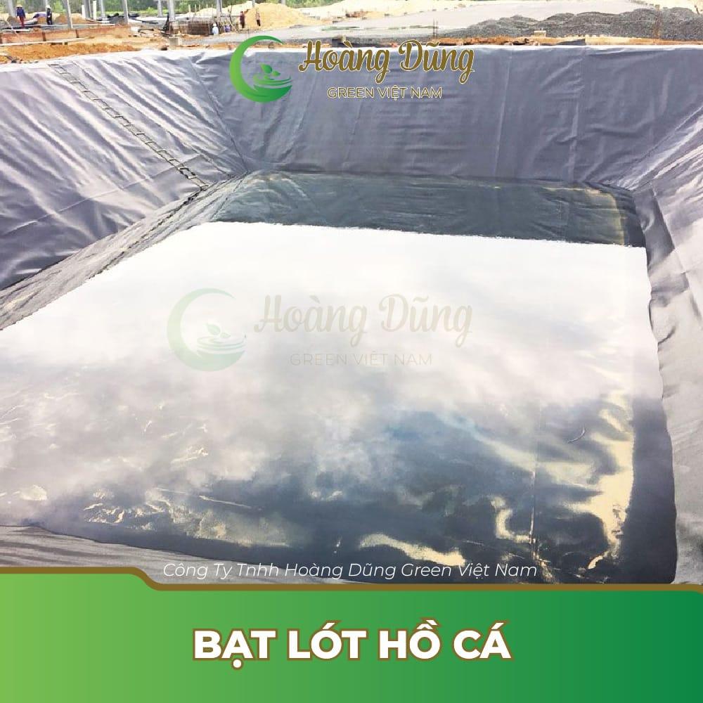 Bạt HDPE chất lượng cao được cuộn gọn gàng sẵn sàng cho việc thi công lót hồ cá, thể hiện độ dày và màu sắc đặc trưng của vật liệu chống thấm chuyên dụng