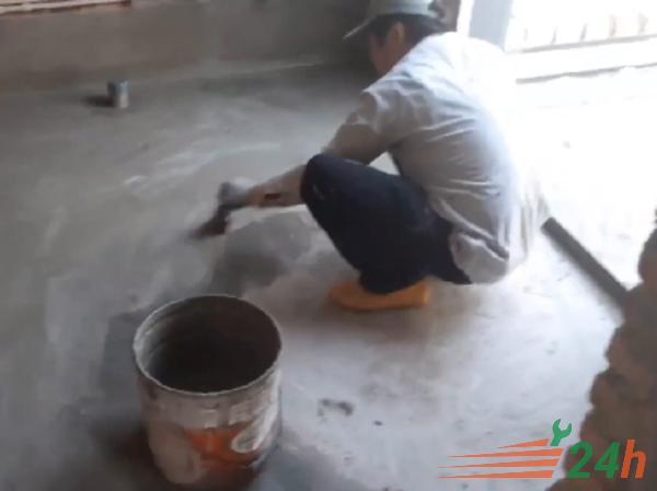 Vệ sinh và chuẩn bị kỹ lưỡng bề mặt thi công trước khi chống thấm bằng Sikatop Seal 107