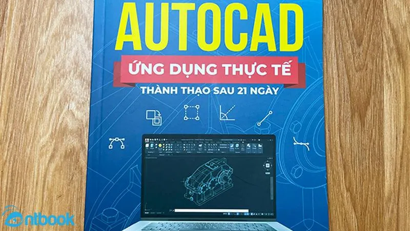 Chuyên gia thiết kế đang làm việc với AutoCAD, cho thấy ứng dụng của tài liệu AutoCAD cơ bản trong việc nâng cao kỹ năng và hiệu suất công việc.