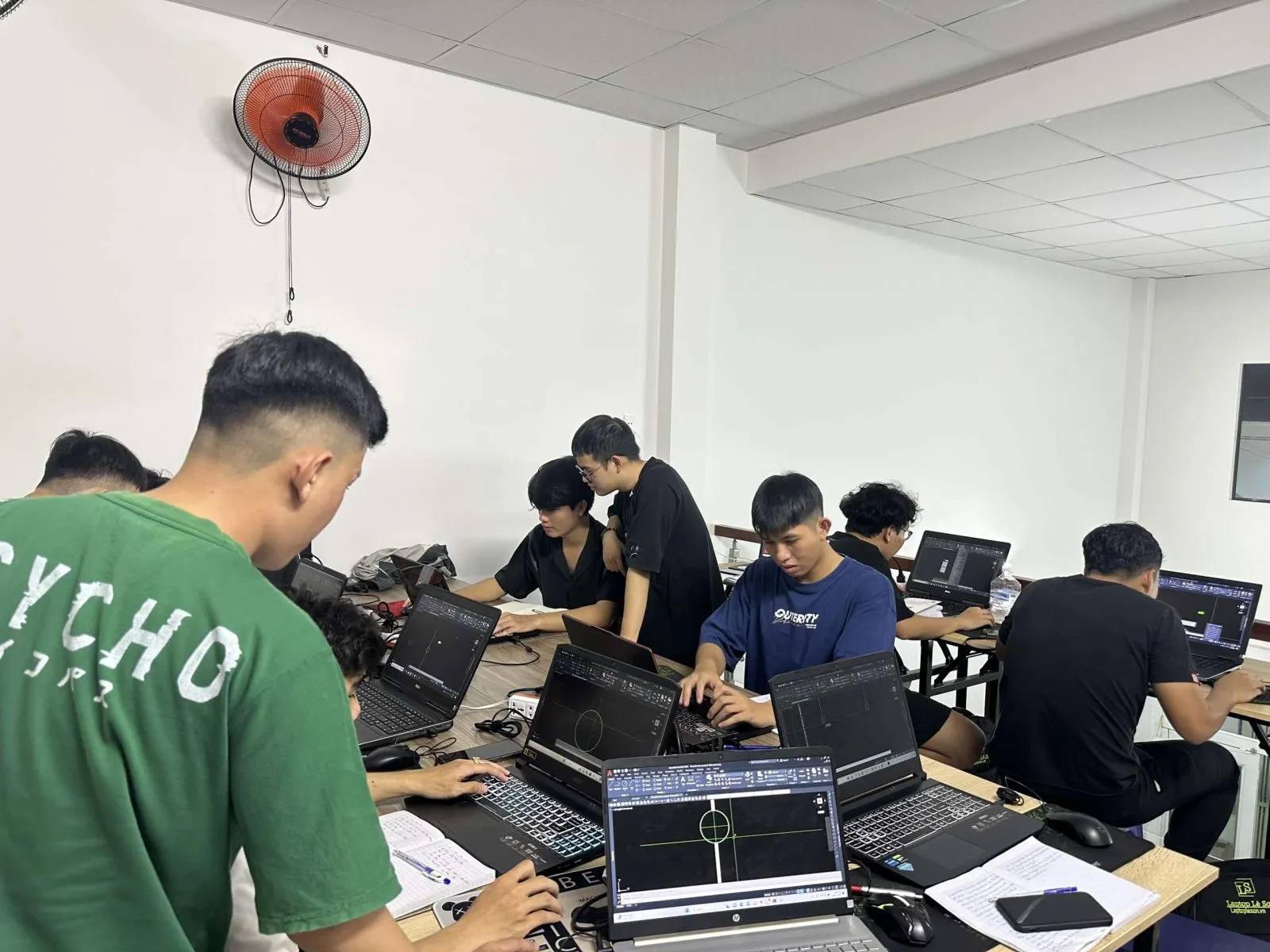 Chuyên gia và sinh viên kỹ thuật hỗ trợ vẽ AutoCAD các dự án xây dựng