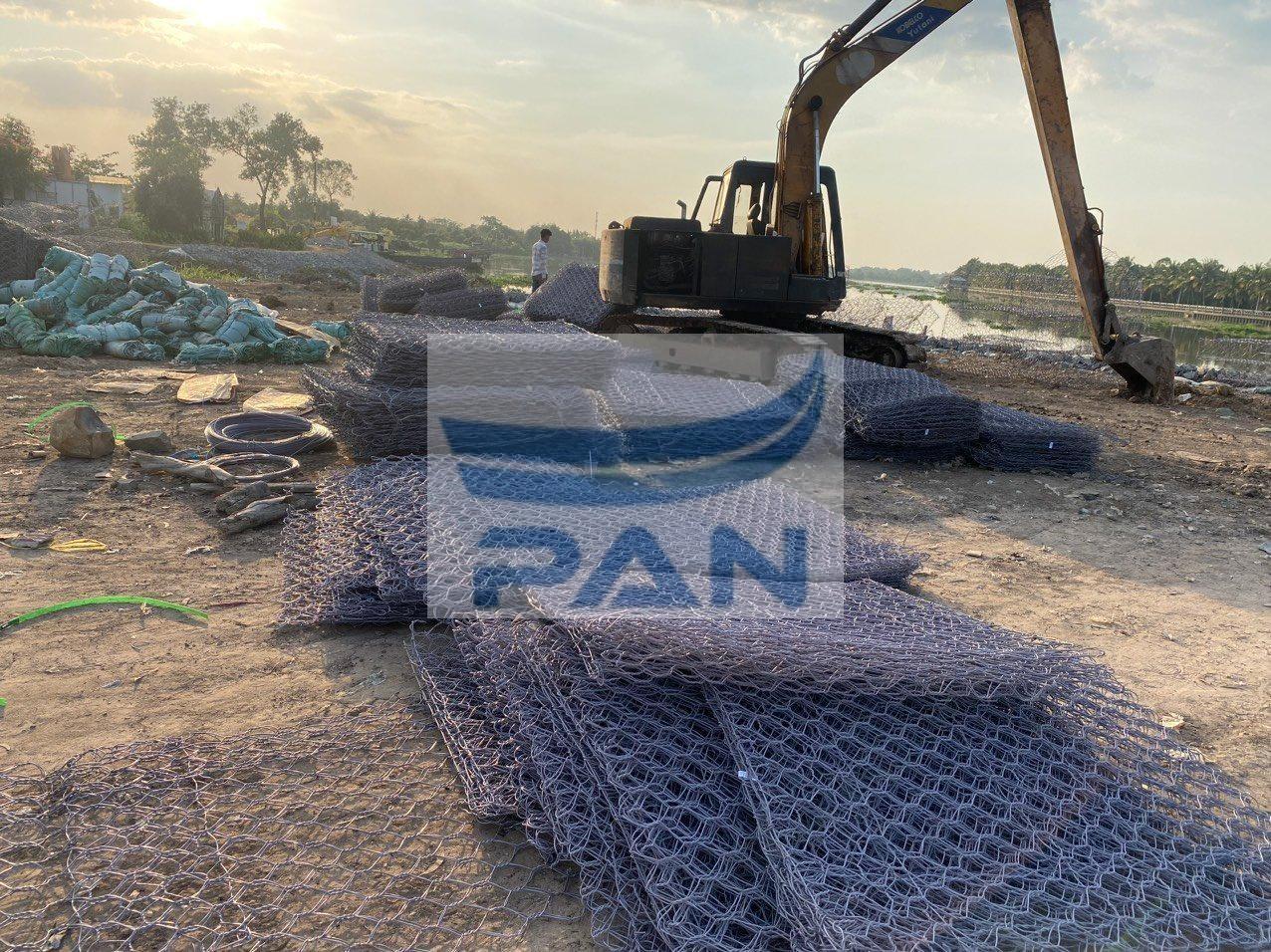 hình ảnh thi công rọ đá vững chắc tại vùng nước nổi