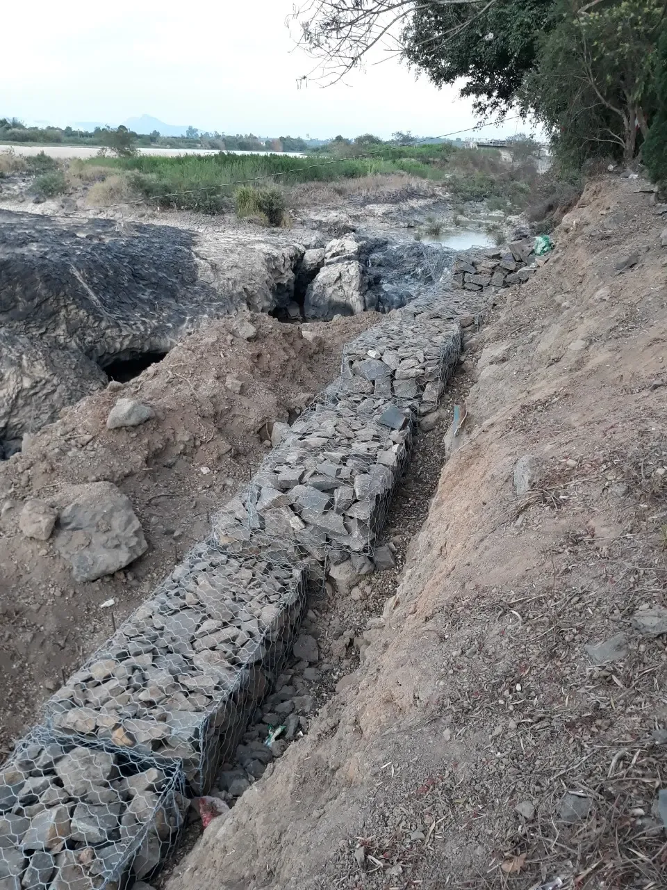 Dây buộc rọ đá bọc nhựa PVC giúp kết nối các tấm lưới thép lại với nhau một cách chắc chắn, tạo nên cấu trúc rọ đá vững chãi, đảm bảo độ bền và khả năng chịu tải trọng cao cho công trình.