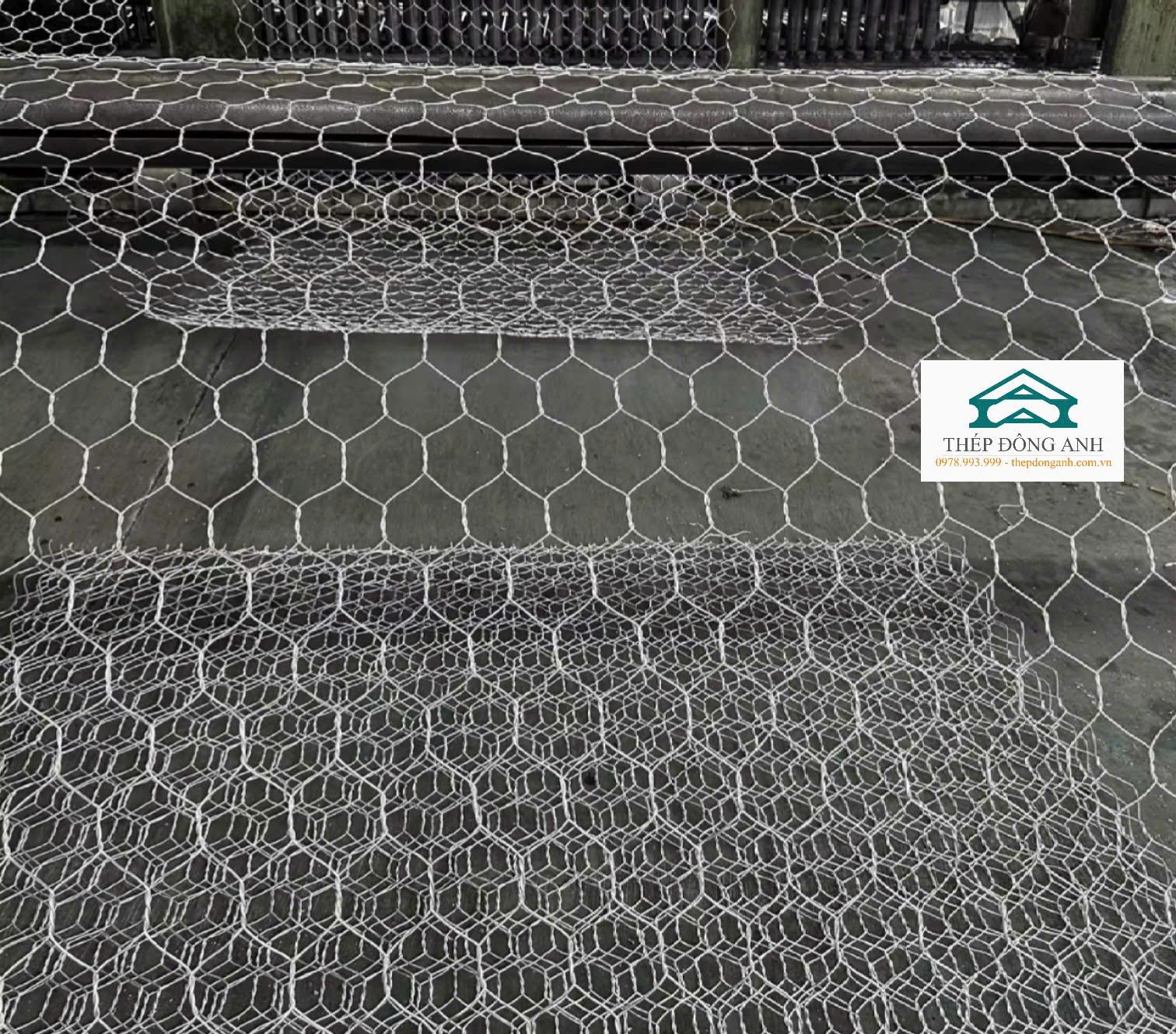 Dây thép bọc nhựa được đưa qua máy ép đùn để tạo lớp bảo vệ PVC chất lượng cao cho rọ đá