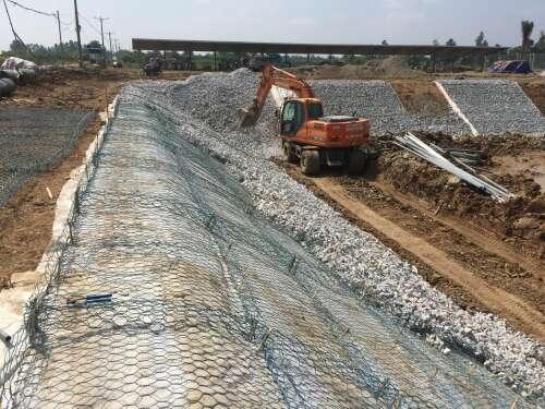 Bảo vệ kết cấu lưới thép bằng dây viền rọ đá bọc nhựa PVC chống ăn mòn vượt trội