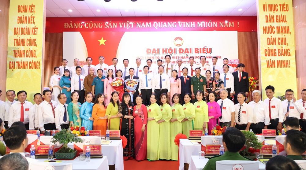 Alt text: Hình ảnh đường cao tốc Nguyễn Văn Linh với các phương tiện giao thông và cảnh quan đô thị xung quanh, minh họa cho tầm quan trọng của địa kỹ thuật trong xây dựng hạ tầng