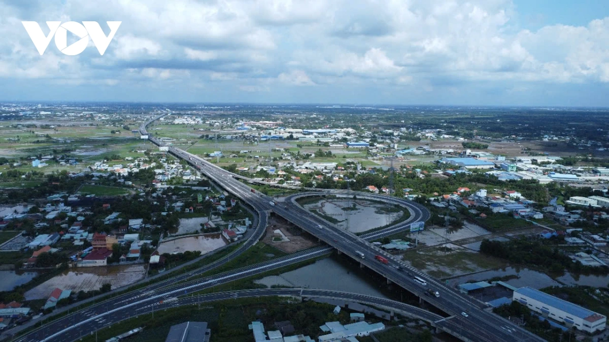 Cầu trên tuyến đường cao tốc Long Thành Bến Lức thể hiện sự ứng dụng của địa kỹ thuật trong xây dựng hạ tầng