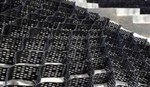 Geocell trồng cỏ ứng dụng bảo vệ mái dốc, ngăn chặn xói lở và tạo cảnh quan xanh cho công trình.