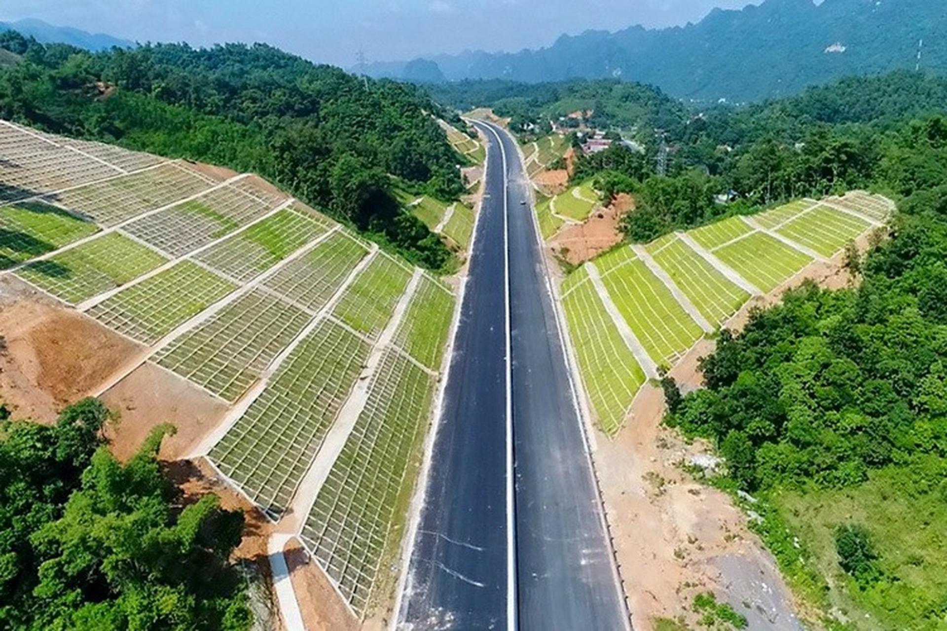 Gia cố mái dốc bằng rọ đá giúp ổn định và ngăn sạt lở, bảo vệ công trình giao thông