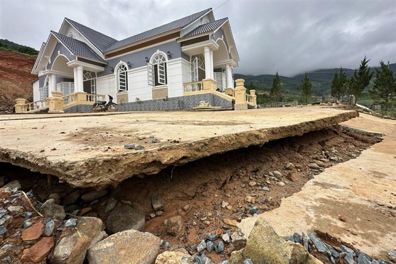 Gia cố nền đất yếu bằng cọc cát là một kỹ thuật hiệu quả để cải thiện khả năng chịu tải, đặc biệt quan trọng khi thi công ống địa kỹ thuật trên nền đất không ổn định