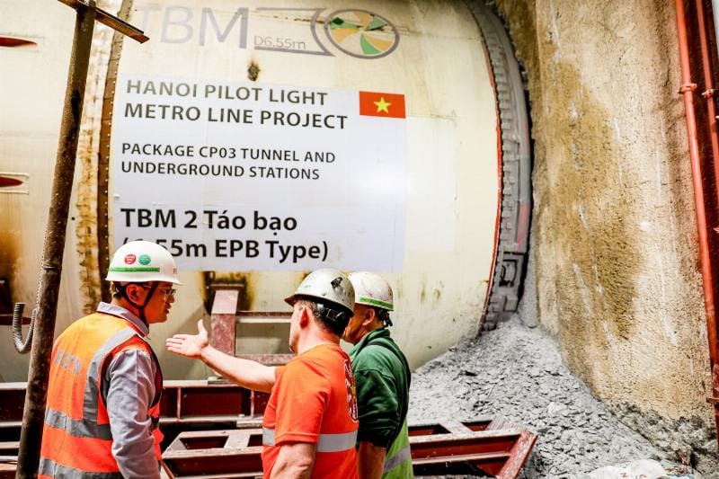 Khu vực thi công cầu đang được gia tải bằng đất để xử lý nền đất yếu, giúp cố kết và tăng cường độ cho đất trước khi xây dựng mố cầu.