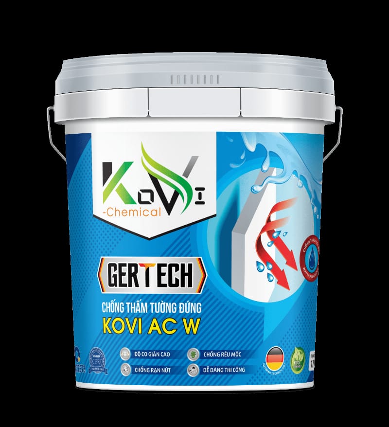 Công nhân đang thi công sơn chống thấm cho tường ngoài trời của một tòa nhà bằng cọ lăn, đảm bảo phủ đều và kín các khu vực