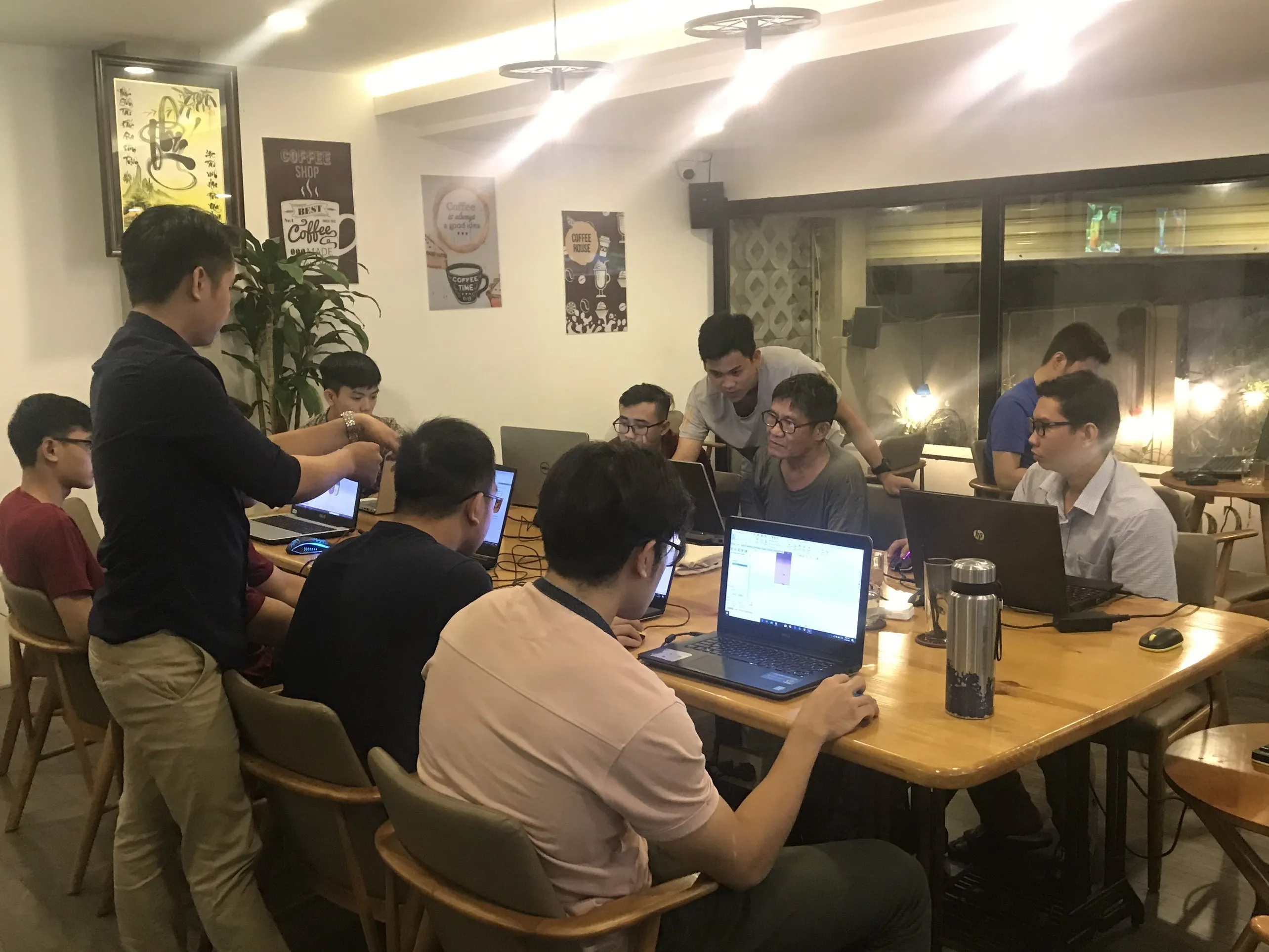 Giảng viên trung tâm Học Cơ Khí hướng dẫn học viên trong khóa học AutoCAD