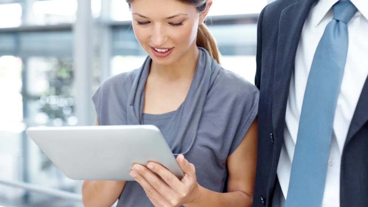 Giao diện SAP theo dõi chuỗi cung ứng, hiển thị dữ liệu thời gian thực về tồn kho và vận chuyển.