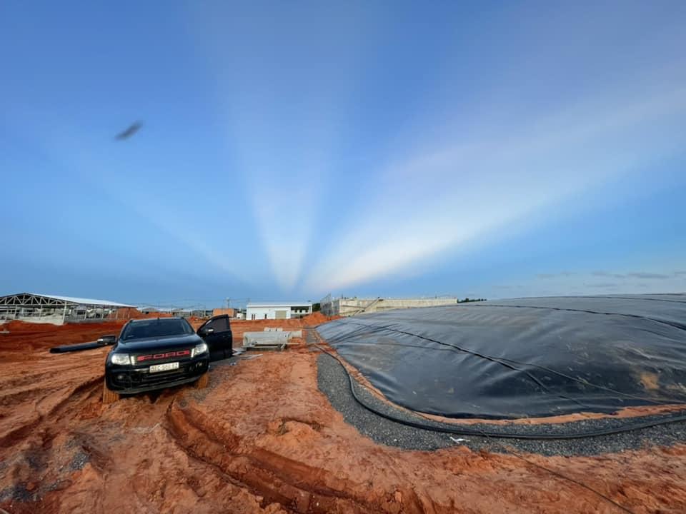 Chuyên gia đang thực hiện hàn bạt HDPE để thi công hầm biogas đảm bảo độ kín khí và bền vững cho công trình nông nghiệp