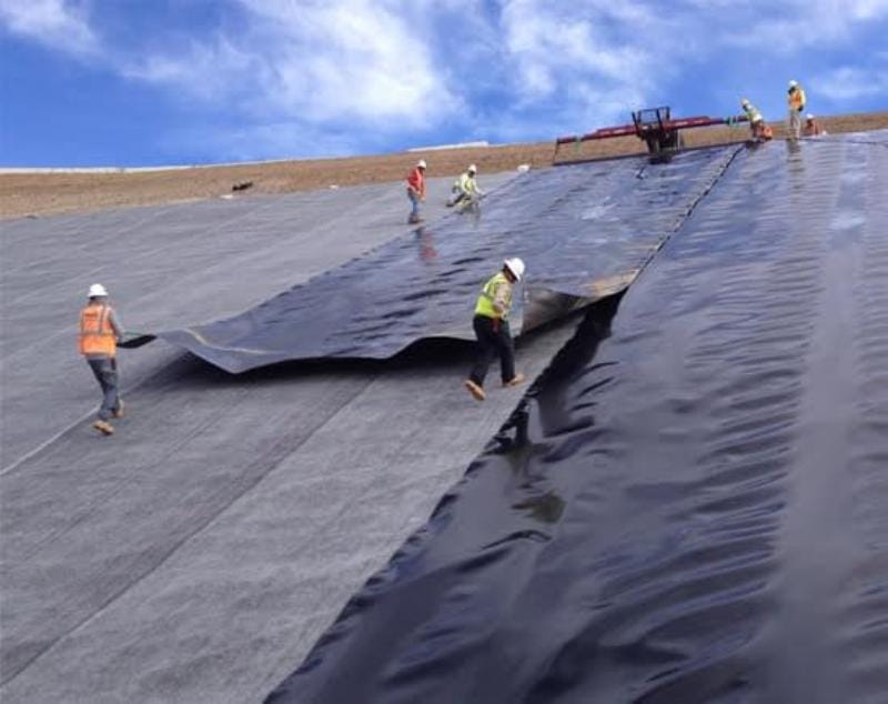 Màng chống thấm HDPE được hàn đùn tạo mối nối kín nước cho công trình xử lý chất thải