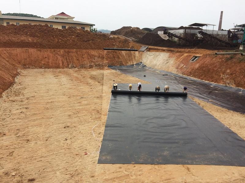 Thợ hàn sử dụng máy hàn đùn để sửa chữa mối nối màng HDPE