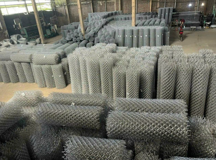 Hàng rào lưới thép mạ kẽm dựng bao quanh công trường xây dựng, ngăn cách khu vực thi công với bên ngoài