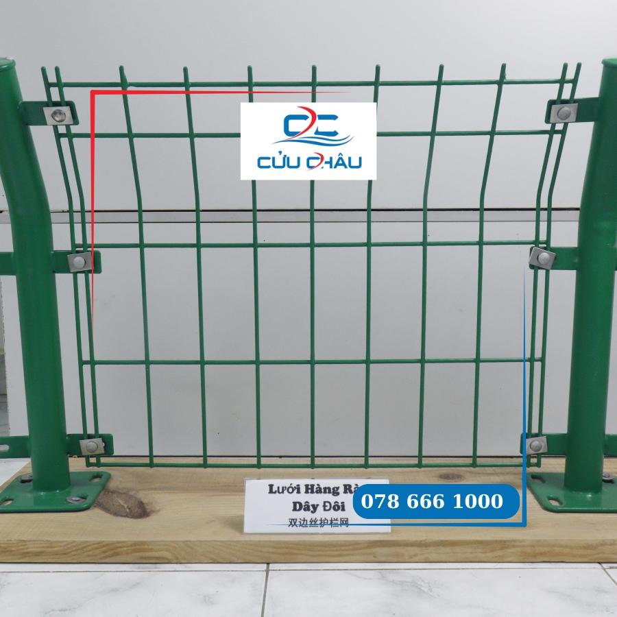 Hàng rào lưới thép mạ kẽm cao, kiên cố, được lắp đặt xung quanh khu công nghiệp để đảm bảo an ninh và kiểm soát ra vào