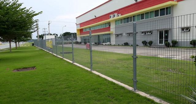 Hàng rào mạ kẽm nhúng nóng mang lại sự bền bỉ và an toàn cho các công trình xây dựng, phân định ranh giới rõ ràng.