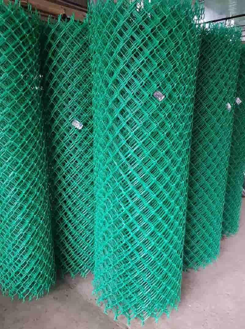 Hàng rào thép bọc nhựa được lắp đặt để bảo vệ khu vực thi công công trình địa kỹ thuật