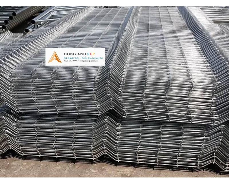 Hàng rào thép hàn cao, vững chãi bao quanh khu vực thi công dự án lớn, ngăn cách an toàn với khu dân cư xung quanh