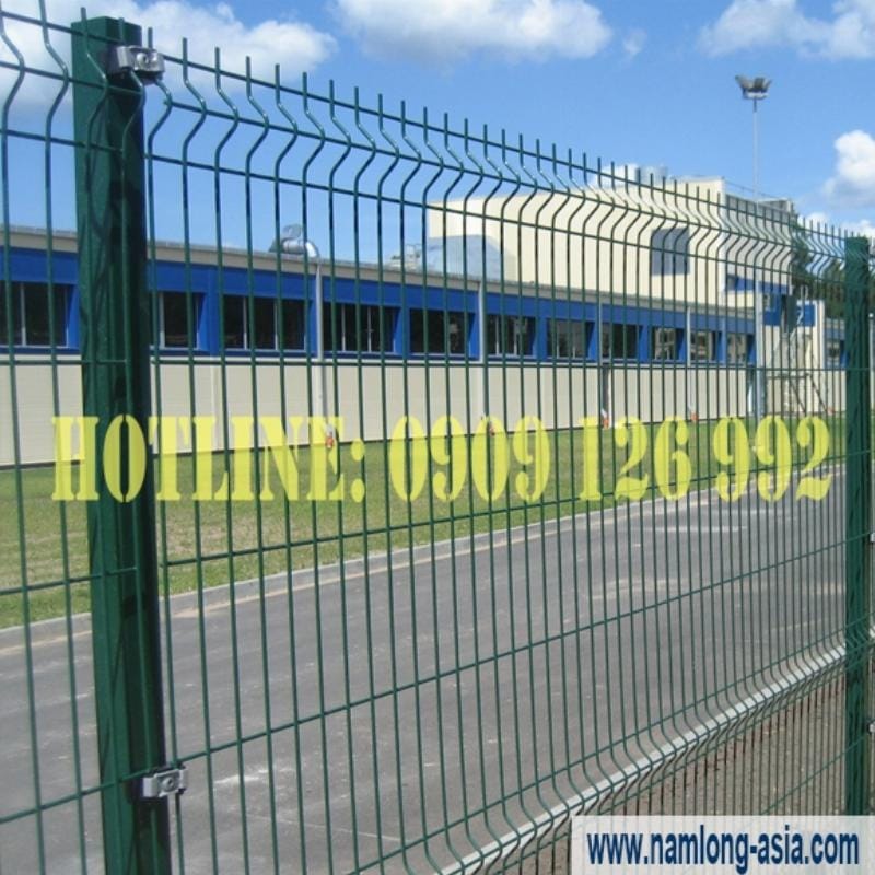 Hàng rào thép hàn được lắp đặt kiên cố tại công trường xây dựng, đảm bảo an ninh và phân chia khu vực làm việc rõ ràng