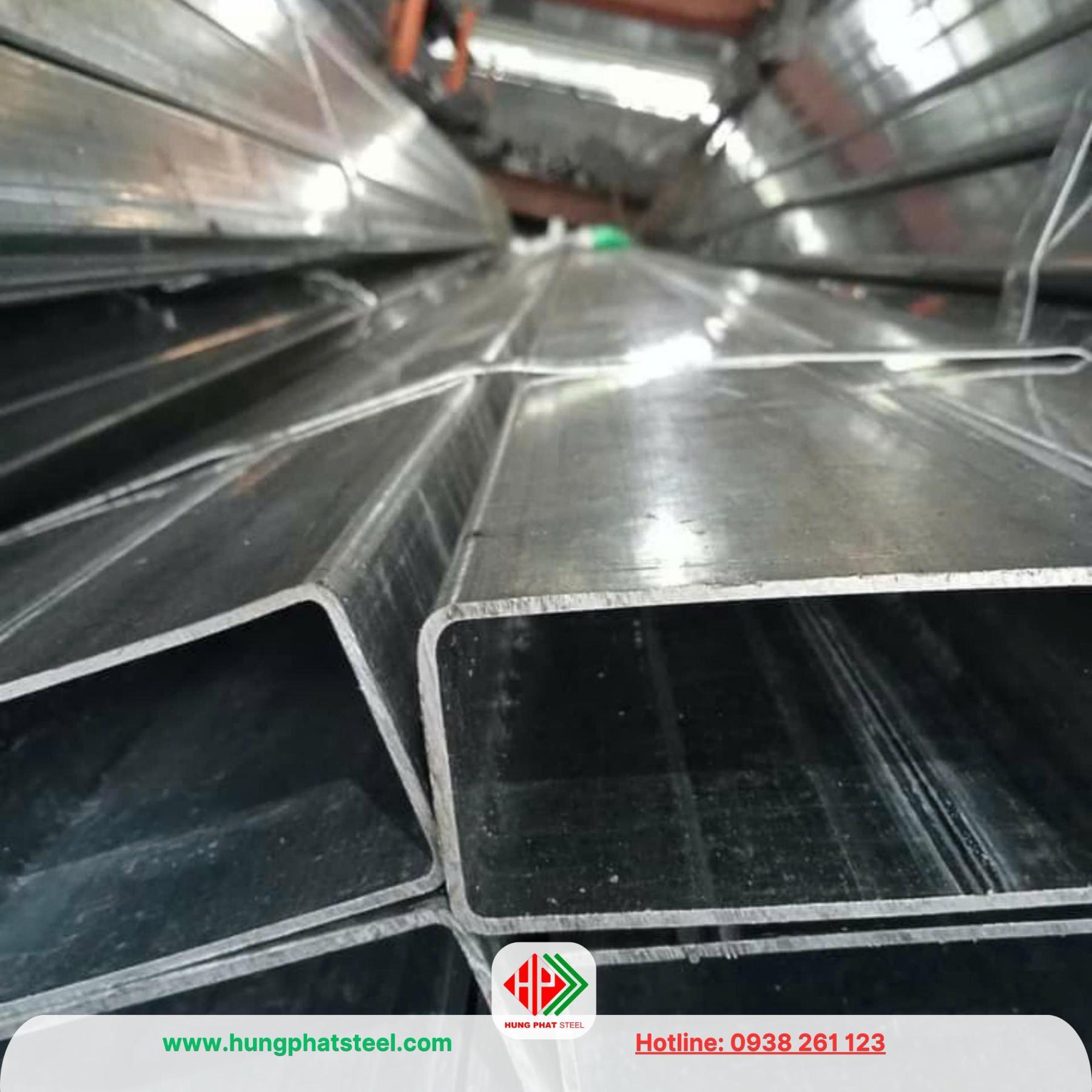 Hàng rào thép mạ kẽm bền vững, chống chịu thời tiết khắc nghiệt cho khu vực công trình