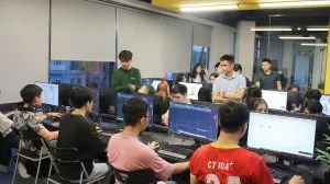 Học viên tại APA Academy thực hành trên máy tính, thể hiện môi trường đào tạo chuyên nghiệp về phần mềm thiết kế