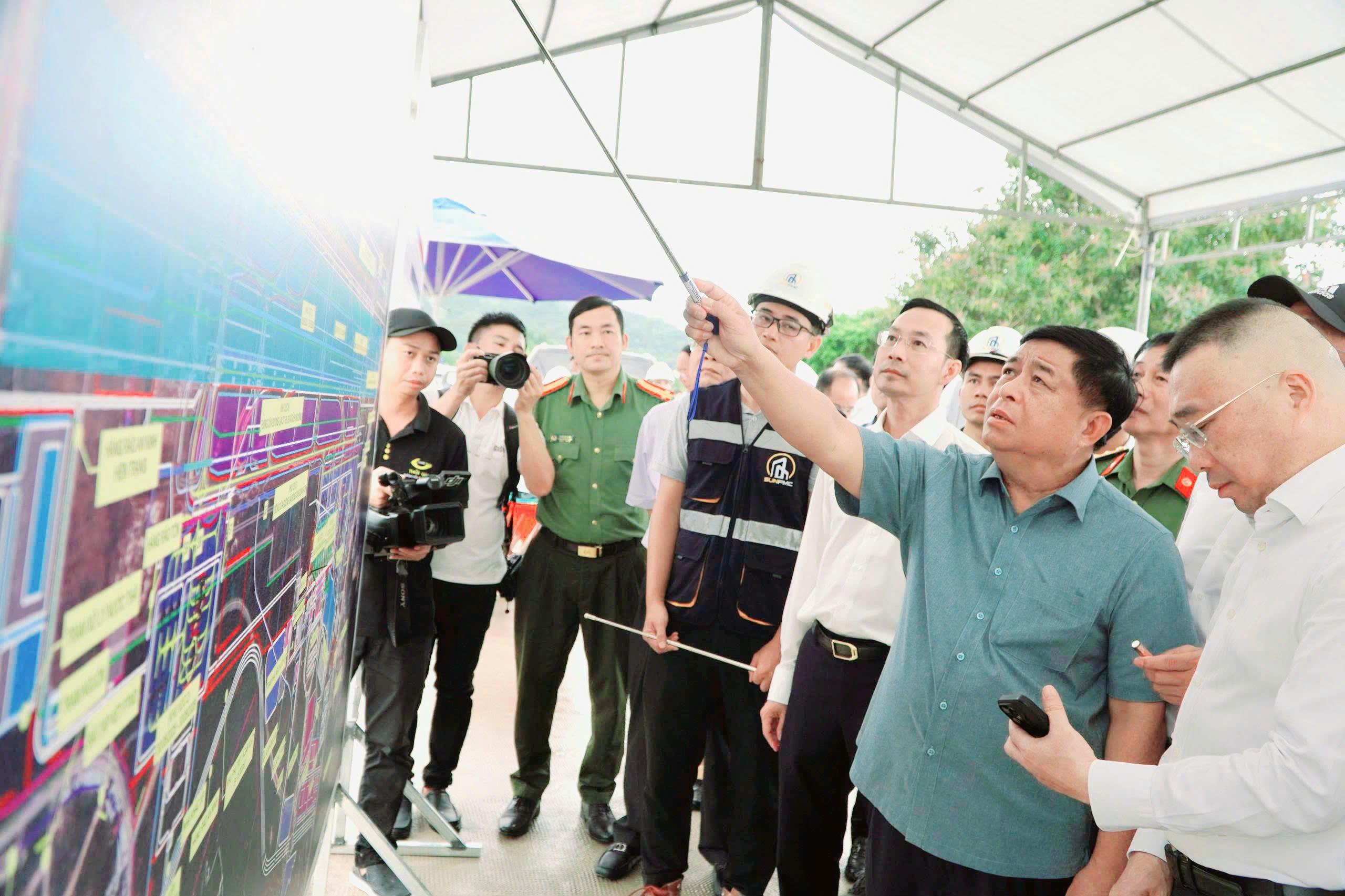 Khảo sát địa chất công trình tại công trường san lấp mặt bằng cho dự án phát triển hạ tầng mới