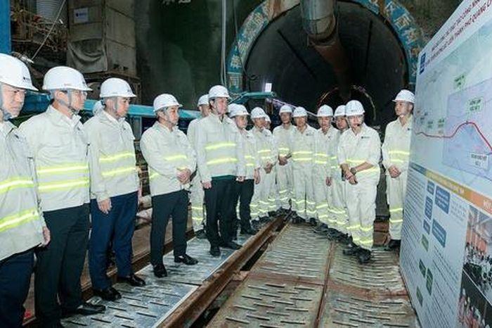 Khảo sát địa chất công trình cho dự án cao tốc tại miền Trung Việt Nam, đội ngũ kỹ sư đang tiến hành khoan lấy mẫu đất tại hiện trường với các thiết bị chuyên dụng, xe khoan và máy móc hiện đại.