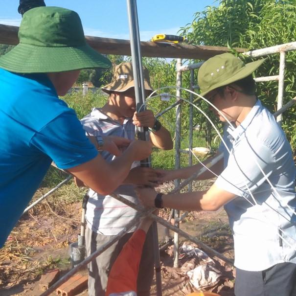 Thiết bị khoan địa chất hiện đại đang thu thập mẫu đất để phân tích tính chất