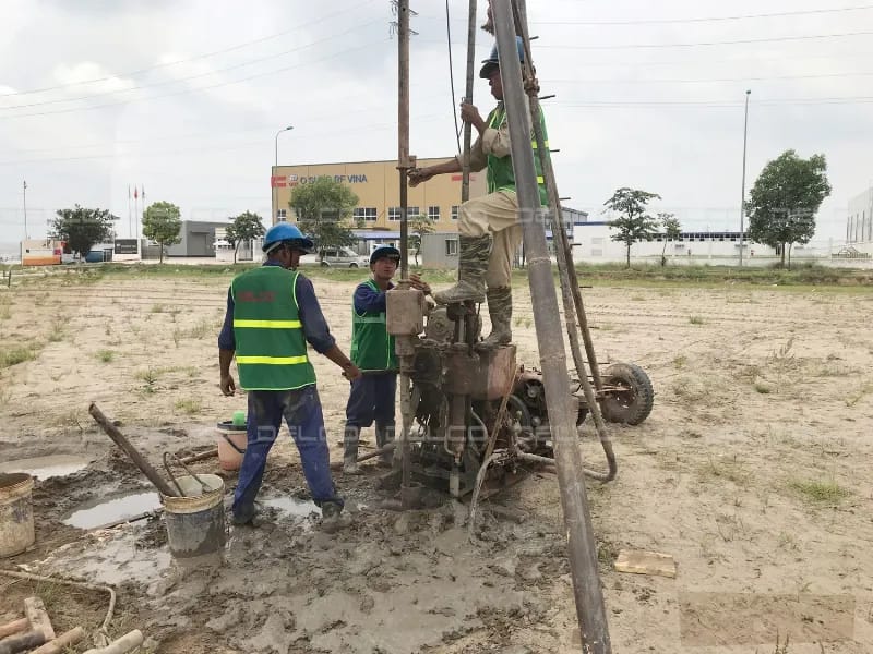 Khảo sát địa chất công trình đóng vai trò quan trọng trong việc xác định tính chất của nền đất để đưa ra giải pháp thi công phù hợp và đảm bảo an toàn cho công trình xây dựng