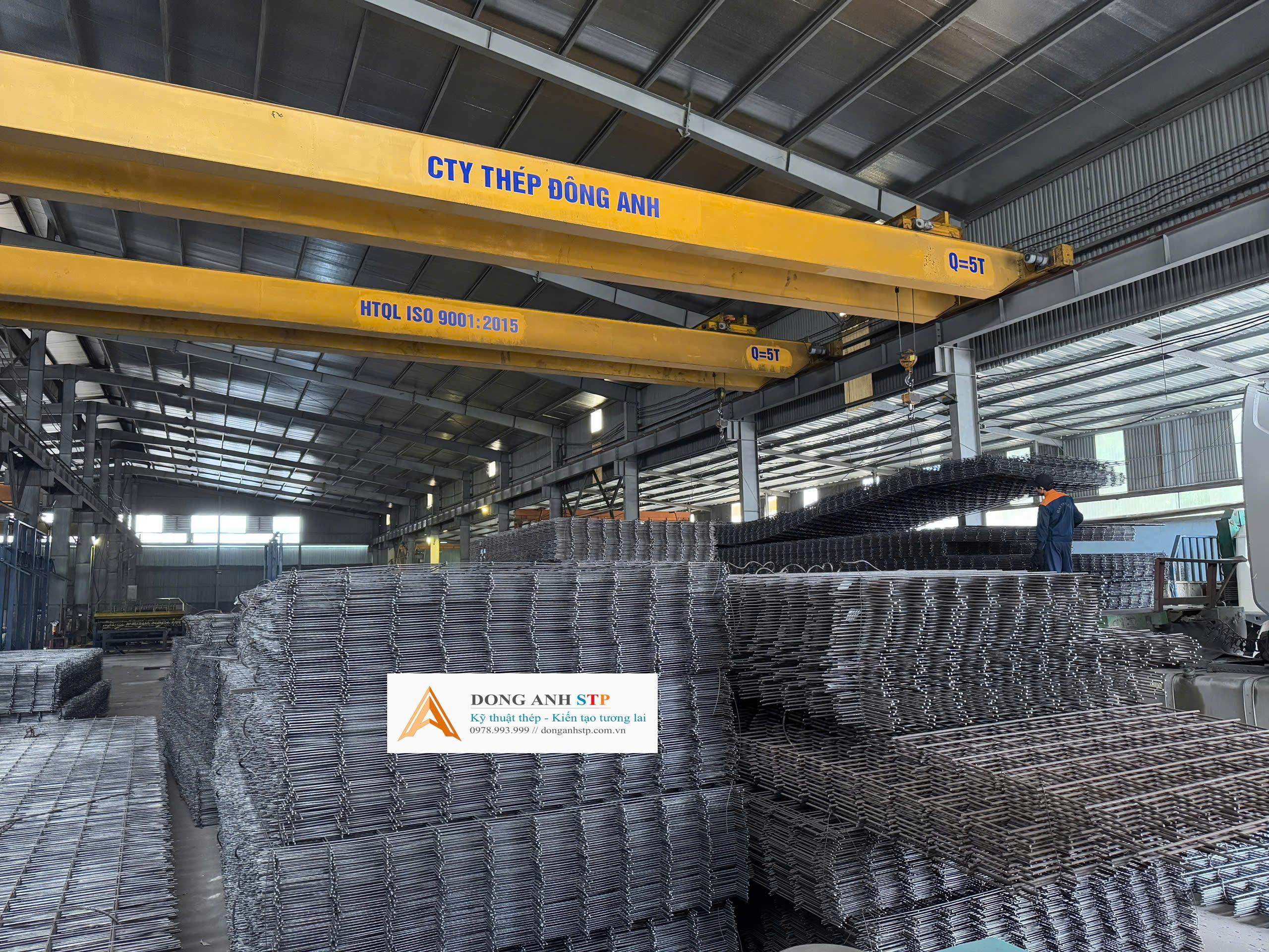 Kiểm soát an toàn tại công trường xây dựng lớn với hệ thống hàng rào lưới thép D4 vững chắc và các biển báo đi kèm