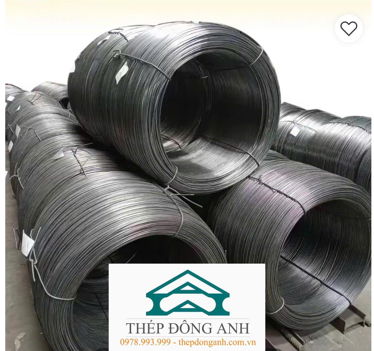 Kỹ thuật viên đang kiểm tra các chỉ tiêu cơ lý của dây thép rọ đá như giới hạn bền kéo và độ dãn dài, đảm bảo từng sợi thép đều đạt chuẩn chất lượng trước khi đưa vào sản xuất rọ đá.