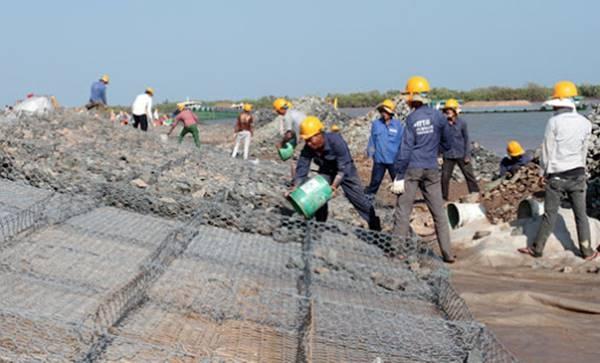 Kiểm tra độ phẳng của rọ đá trước khi đổ đá, đảm bảo sự vững chắc