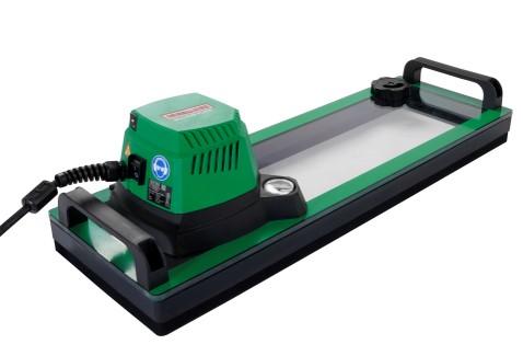 Kỹ thuật viên kiểm tra mối hàn màng HDPE bằng phương pháp khí nén