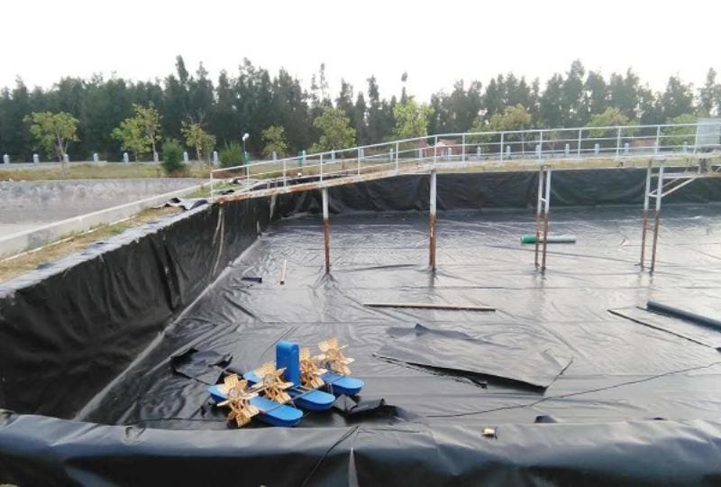 Kỹ thuật viên kiểm tra mối hàn màng HDPE bằng máy hút chân không, đảm bảo độ kín khít tuyệt đối