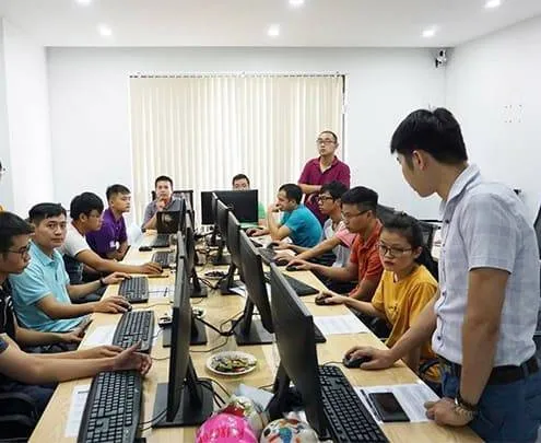 Kỹ sư 4CTECH đang hướng dẫn đào tạo chuyển giao công nghệ phần mềm AutoCAD cho doanh nghiệp