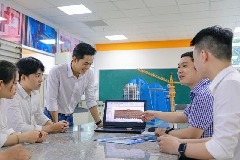 Kỹ thuật xây dựng làm nghề gì: Kỹ sư xây dựng giám sát thi công trên công trường