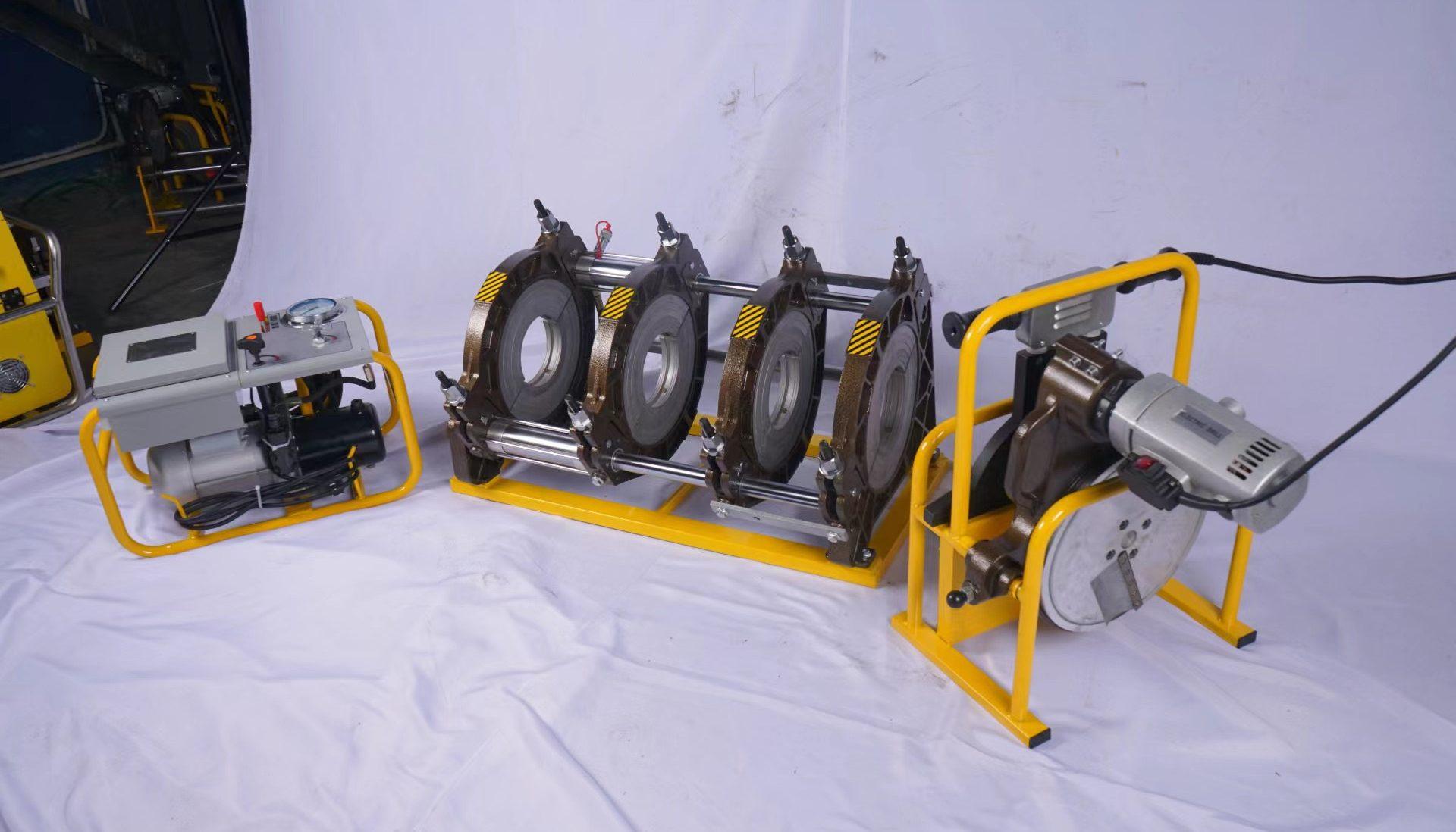 Kỹ thuật hàn nối bạt HDPE màu xanh bằng máy hàn chuyên dụng, đảm bảo các mối nối liền mạch và chắc chắn, là yếu tố then chốt tạo nên hiệu quả chống thấm của công trình.