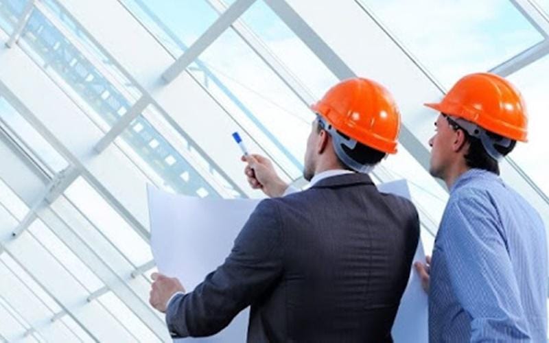 Kỹ thuật xây dựng làm nghề gì: Kỹ sư xây dựng làm việc với bản vẽ thiết kế chi tiết