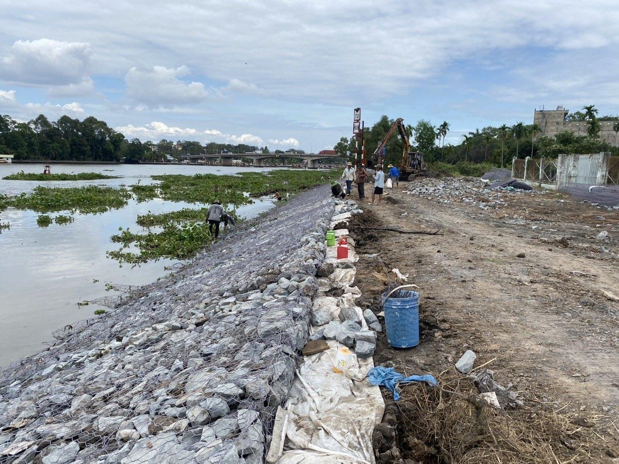 Làm và thả rọ đá giúp bảo vệ bờ kè hiệu quả trước xói mòn và sạt lở