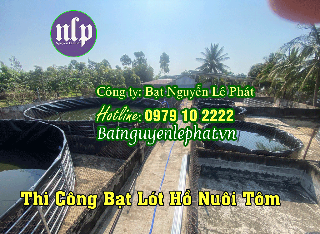 Thợ thi công chuyên nghiệp đang tiến hành hàn nối các tấm bạt trải hồ nuôi cá, đảm bảo độ kín tuyệt đối
