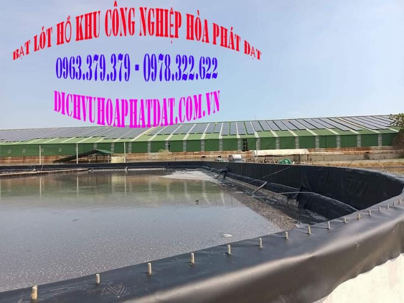 Alt text: Bạt HDPE khổ 4m ứng dụng làm lớp lót chống thấm cho hồ chứa nước, đảm bảo an toàn môi trường xây dựng